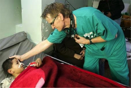 Photo of Dr. Mads Gilbert in al Shifa hospital with Palestinian child